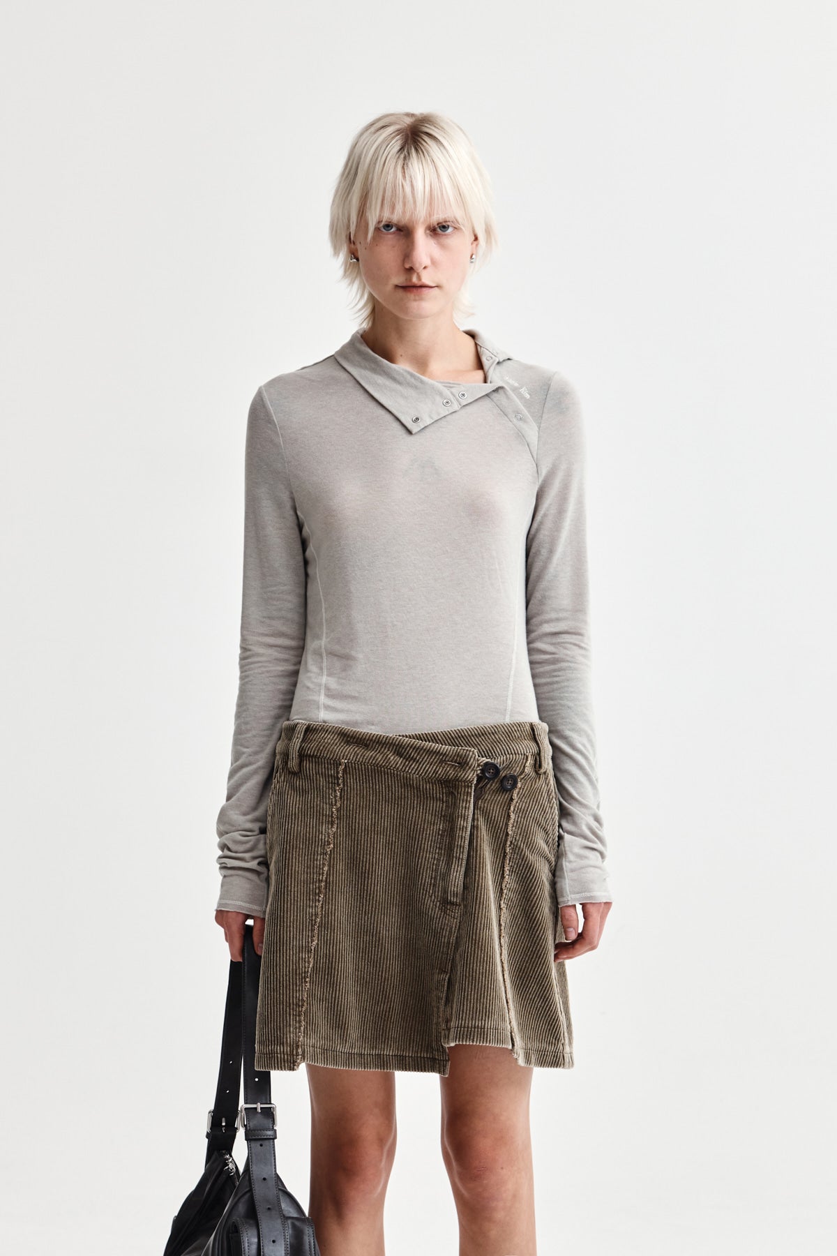 BUTTON SLIT HALF NECK TOP IN BEIGE