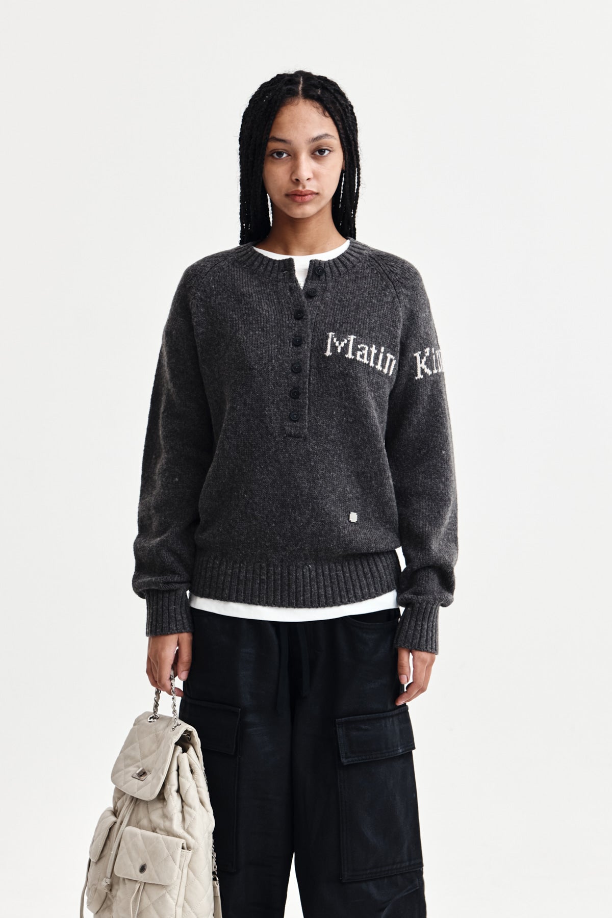 BUTTON POINT HENLY NECK LOGO KNIT TOP IN CHARCOAL