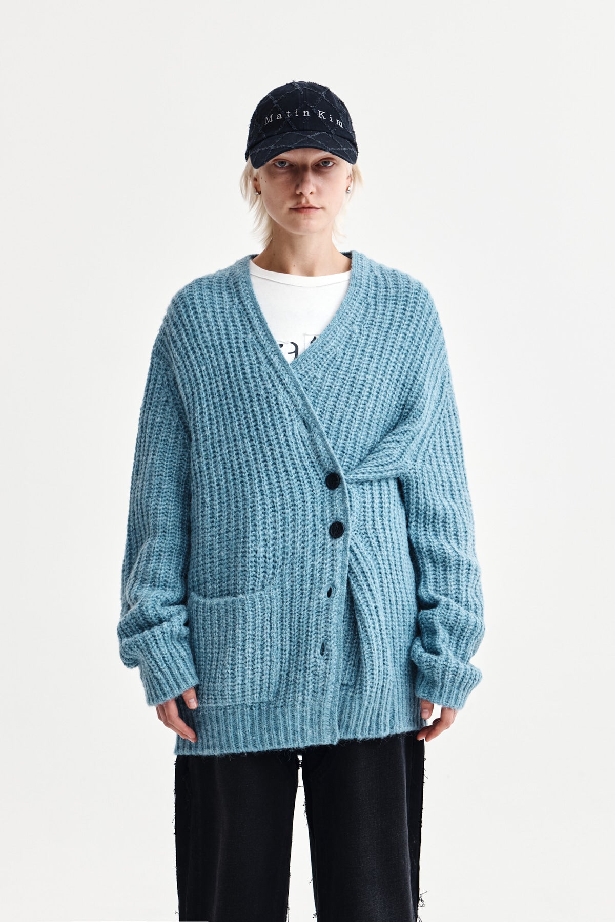 SIDE BUTTON POINT OVERFIT CARDIGAN IN LIGHT BLUE