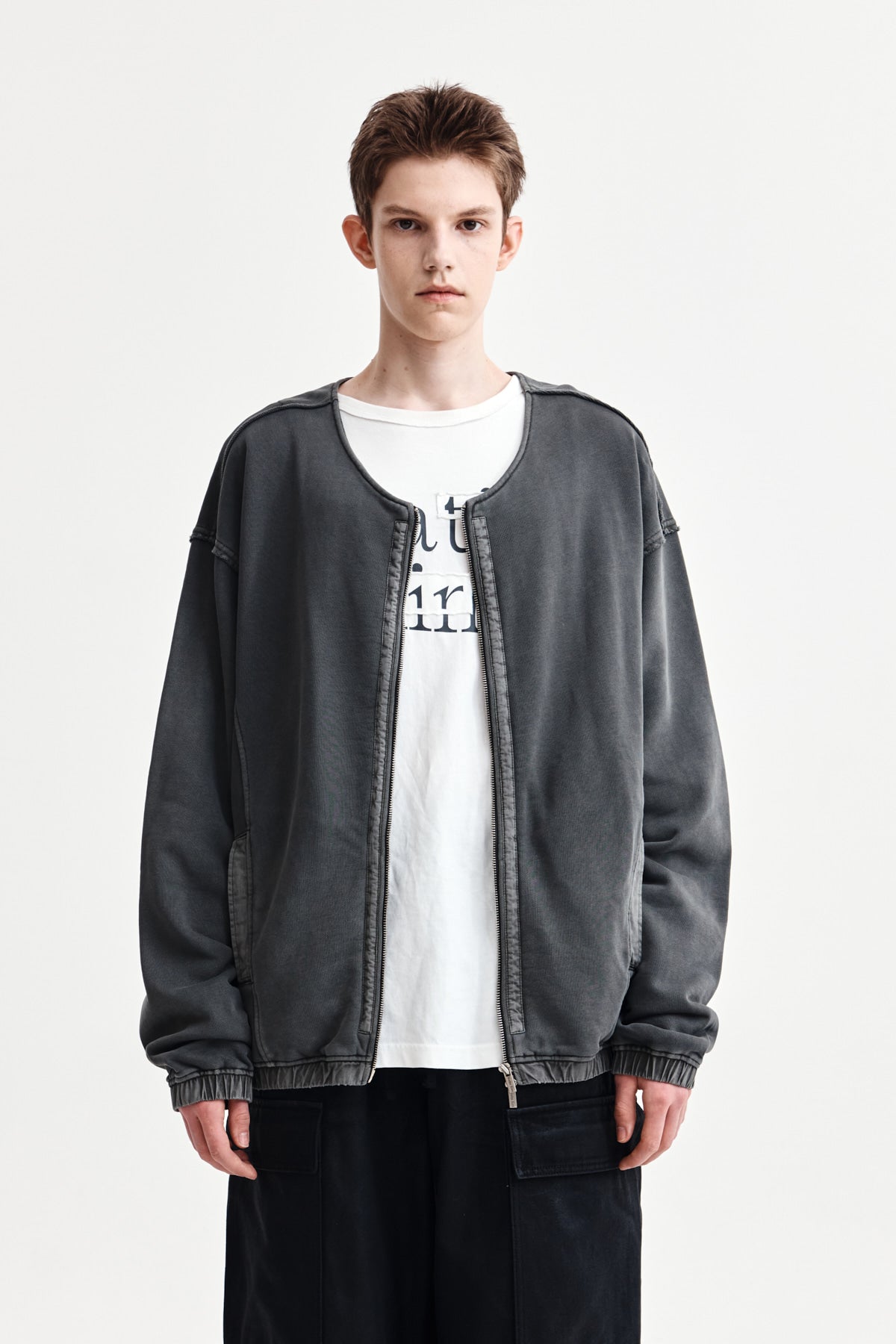 PIGMENT DYED COLLARLESS ZIP UP JUMPER FOR MEN IN CHARCOAL