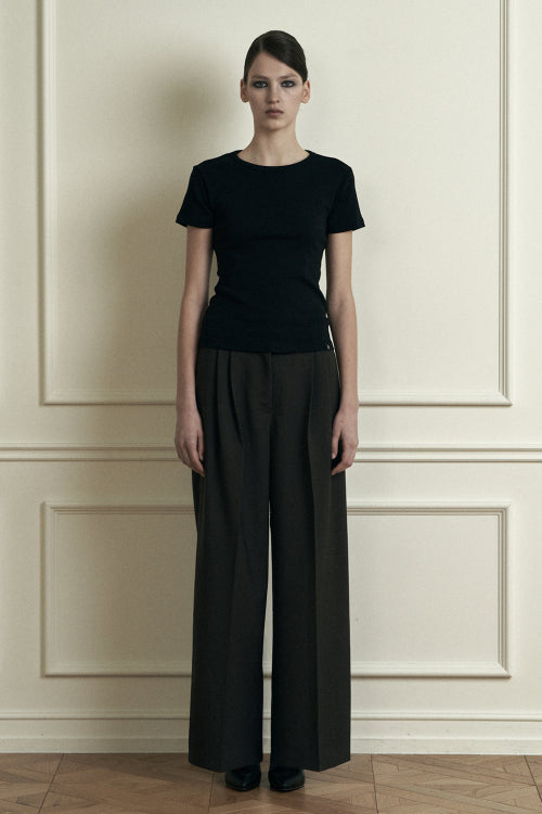 Plain wide slacks charging