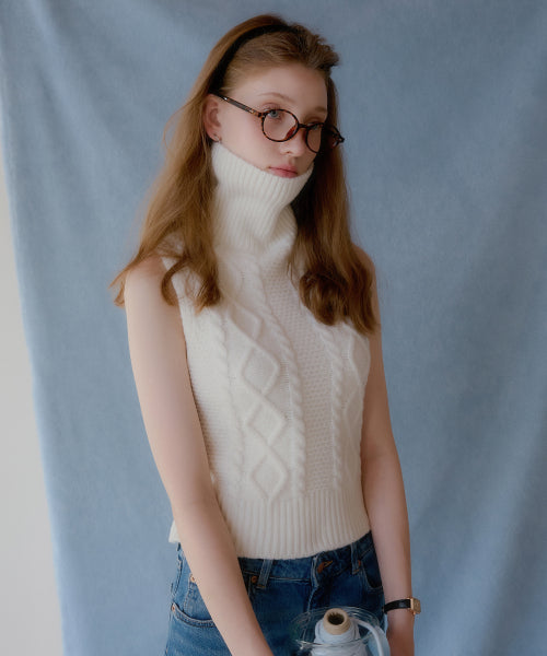 Cable turtleneck wool vest (ivory)