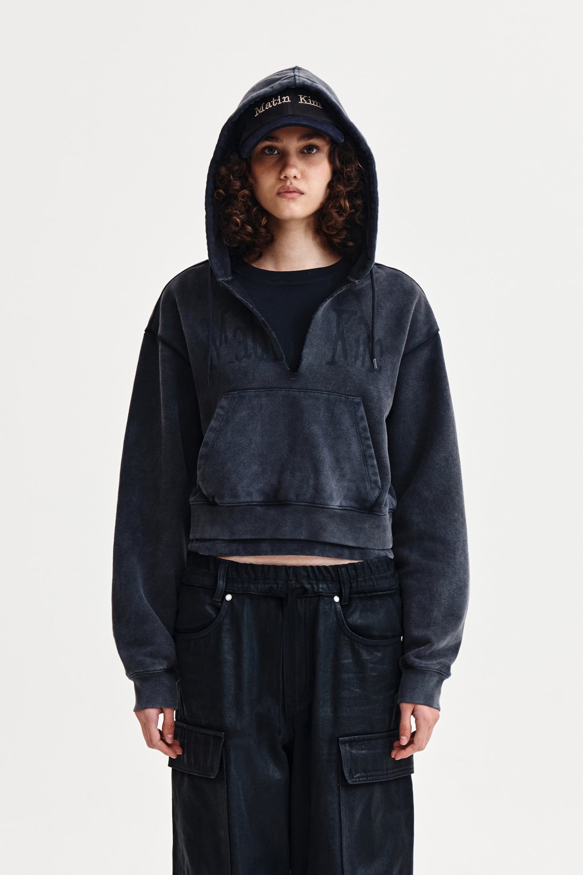 WASHED LAYERED CROP HOODY IN CHARCOAL