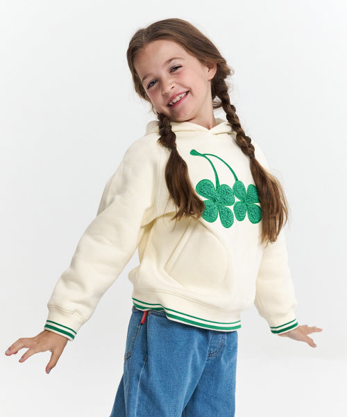 KIDS BIG CLOVER CHERRY GRAPHIC NAPPING HOODIE [IVORY]