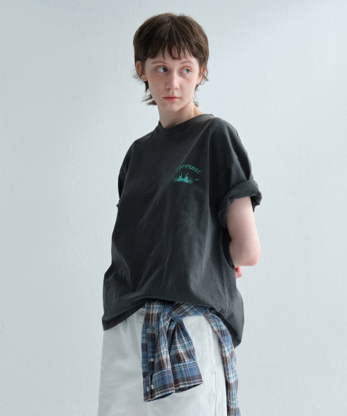 SURFER DYING GRAPHIC T-SHIRT