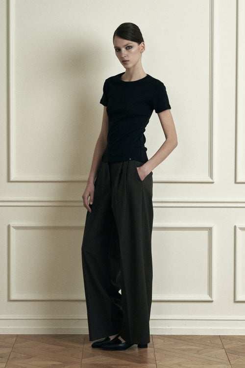 Plain wide slacks charging