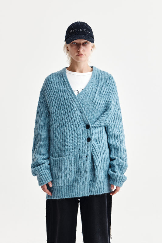 SIDE BUTTON POINT OVERFIT CARDIGAN IN LIGHT BLUE