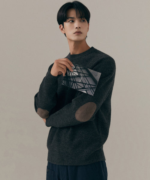 [SPAO x OURSELVES]라운드넥 패치 스웨터(CHARCOAL)_SPKWF4TU01