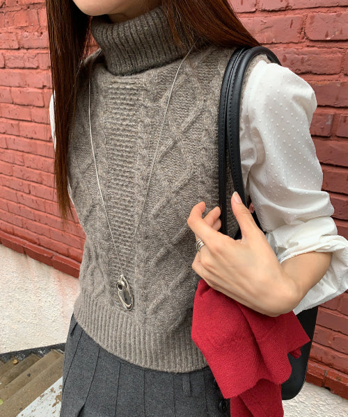 Cable turtleneck wool vest (brown)
