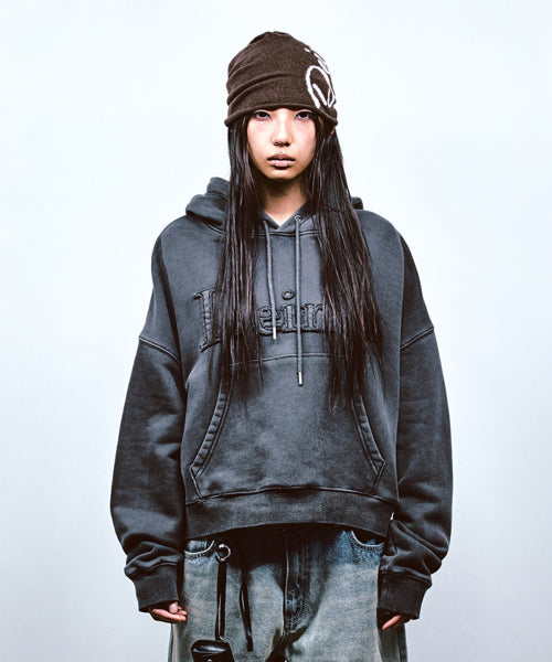 MUDDY PATCH LOGO CROP HOODIE IN CHARCOAL
