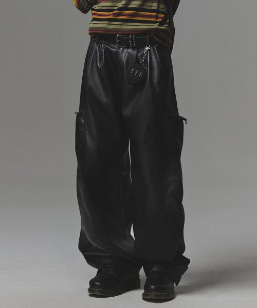 Big Pocket One Tuck Cargo Pants - Black