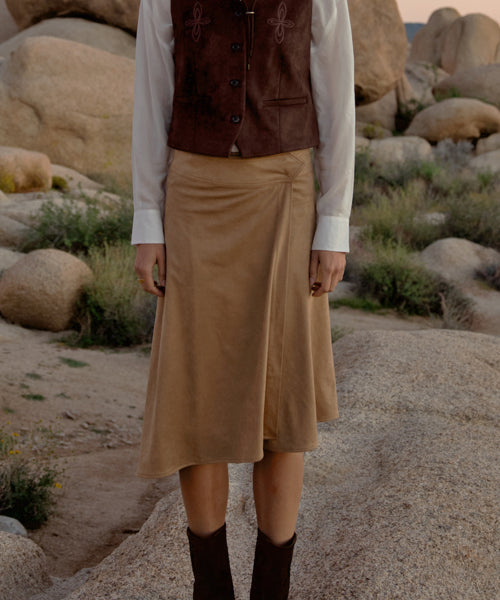 MUTE SUEDE UNBALANCE SKIRT [CAMEL]