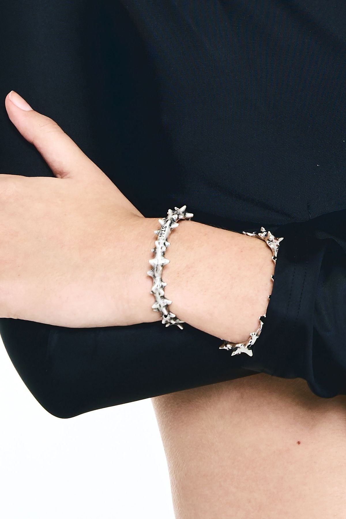 ★[TOMORROW X TOGETHER Beomgyu Worn] 【SENTIMENTS】NO.630 [BURNISH] SPIKY BANGLE BRACELET