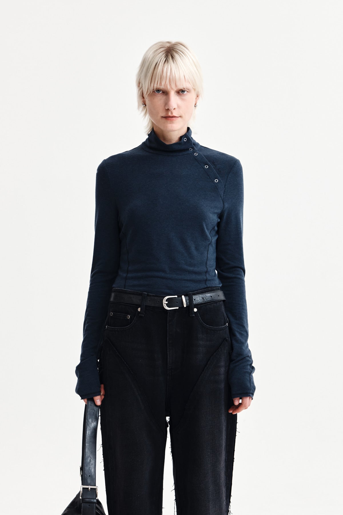 BUTTON SLIT HALF NECK TOP IN NAVY