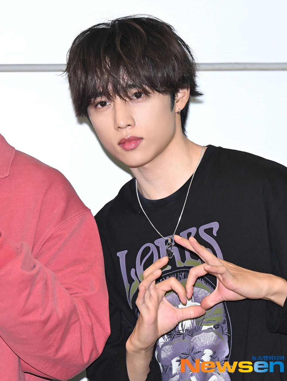 ★[LE SSERAFIM SAKURA / THE BOYZ Sunwoo Worn] 【LORES】Mushroom Layered L/S Tee - Black