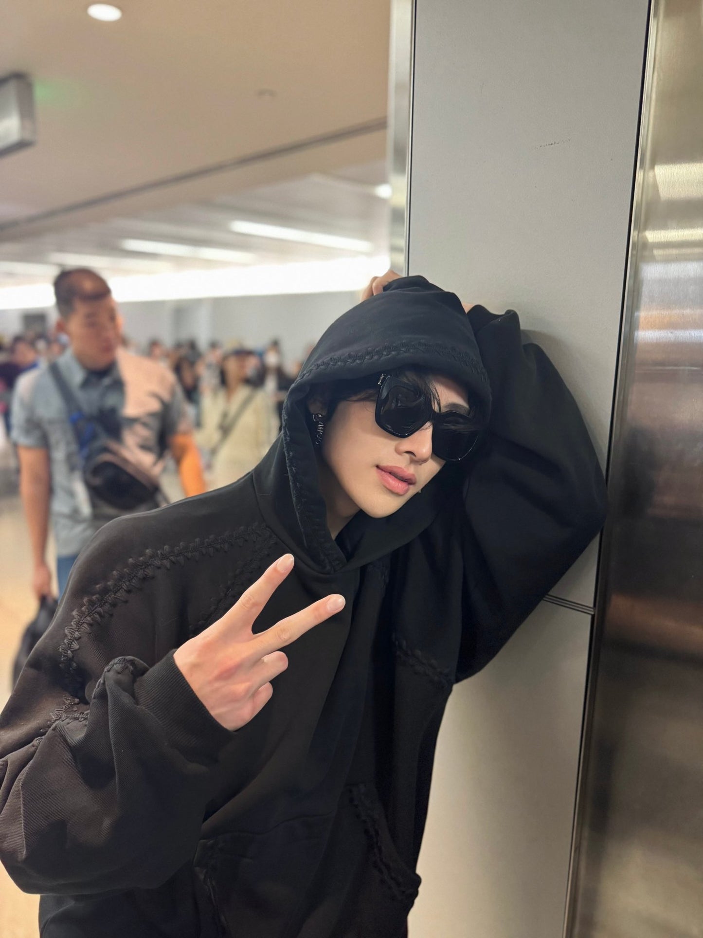 ★[ZEROBASEONE Ricky Worn] 【WOOYOUNGMI】Black line embroidered hooded T-shirt