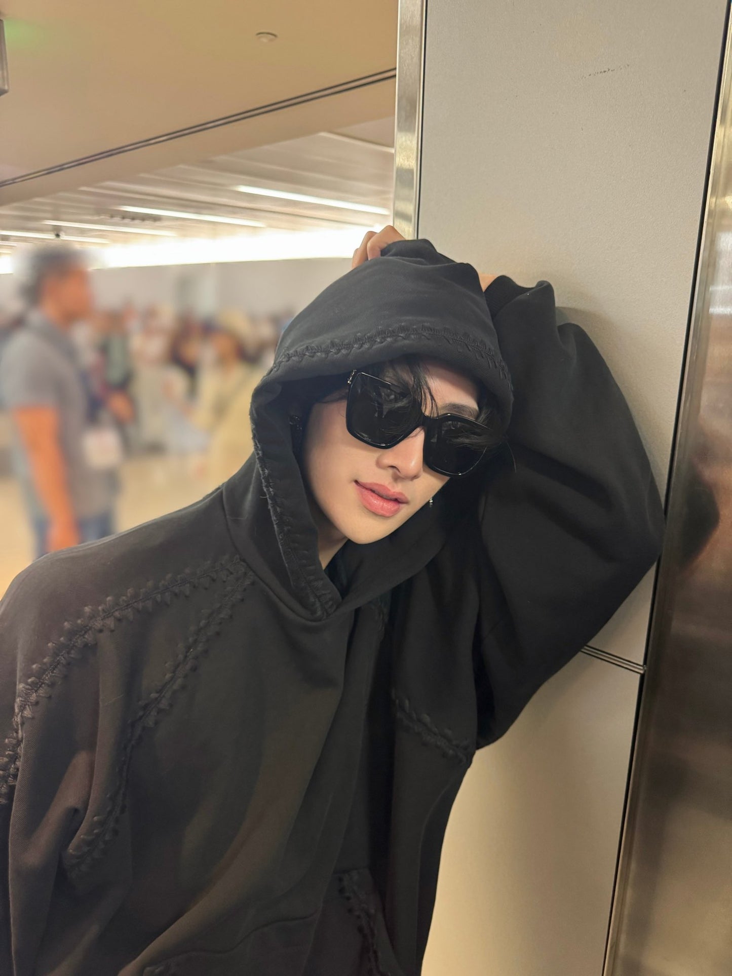 ★[ZEROBASEONE Ricky Worn] 【WOOYOUNGMI】Black line embroidered hooded T-shirt