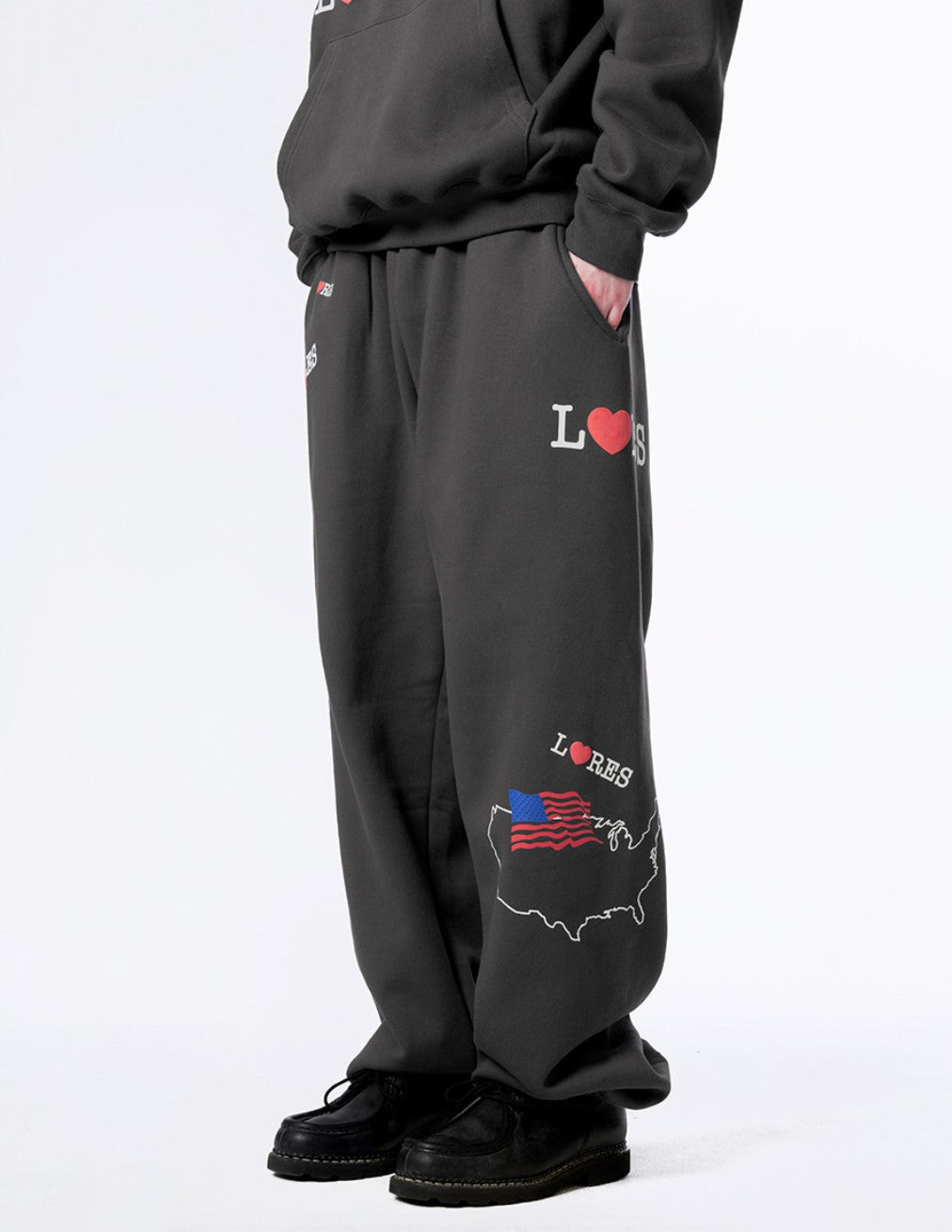 ★[LE SSERAFIM Eunchae Worn] 【LORES】America Sweatpants - Charcoal