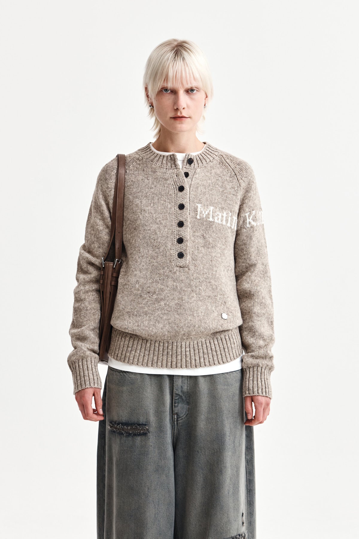 BUTTON POINT HENLY NECK LOGO KNIT TOP IN BEIGE