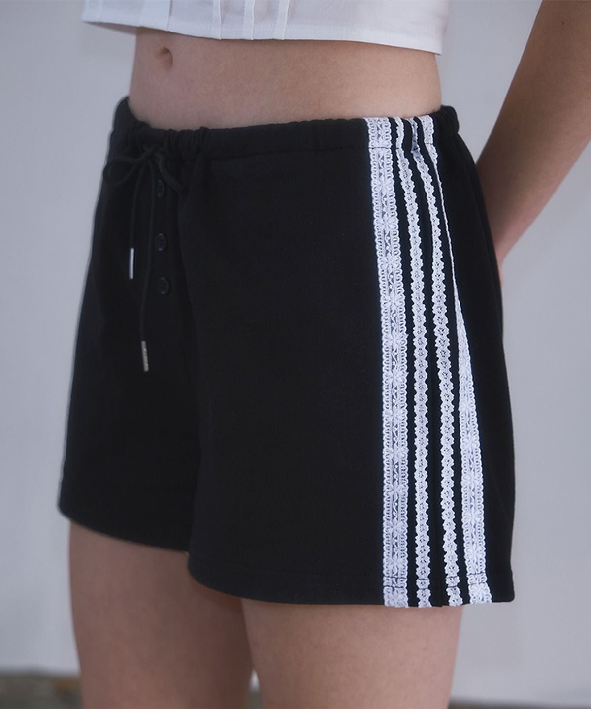 ★[Hearts2Hearts IAN Worn] 【ROSEFRANTZ】Lace Track Shorts [Black]