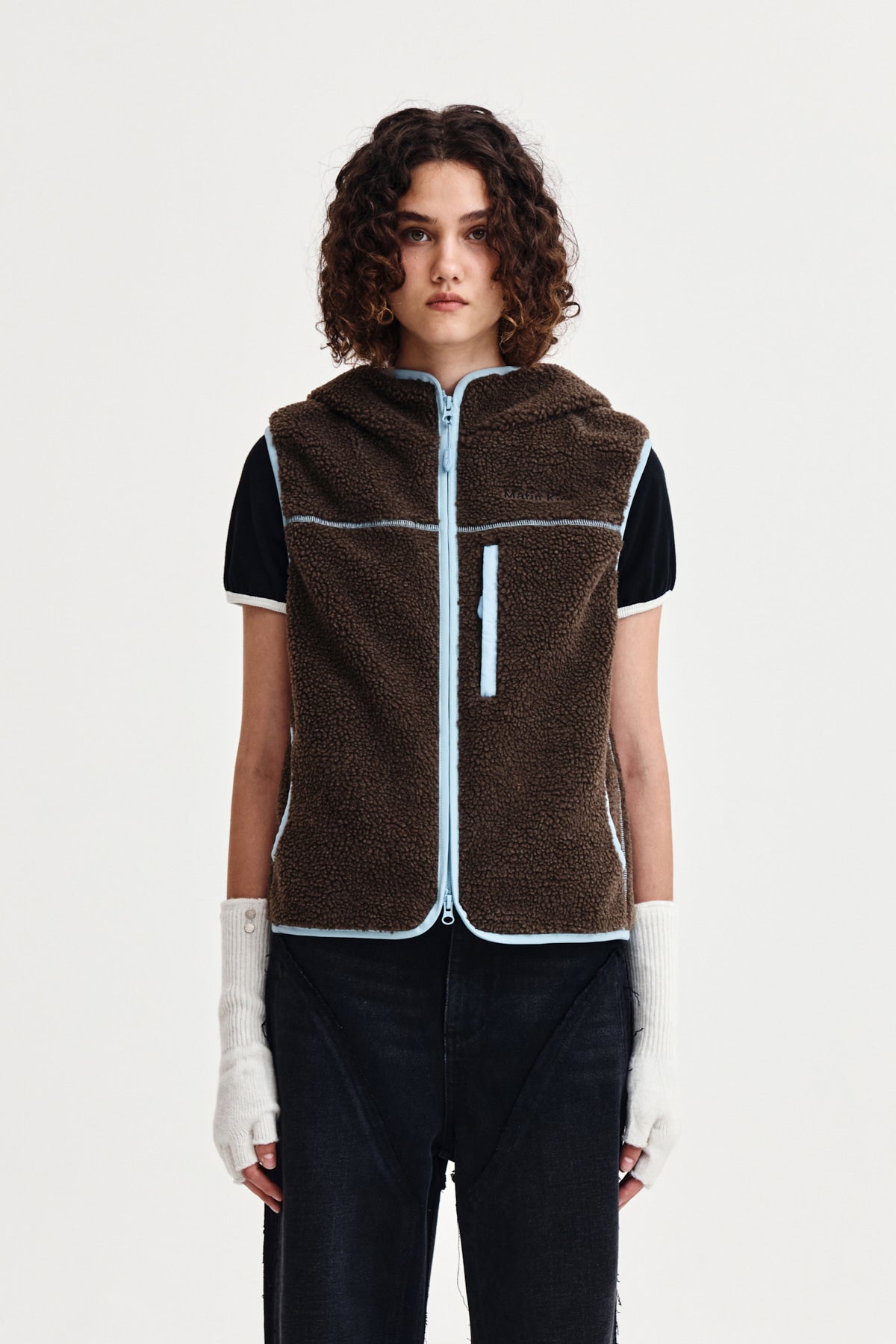 FLEECE HOODY VEST IN DARK BROWN