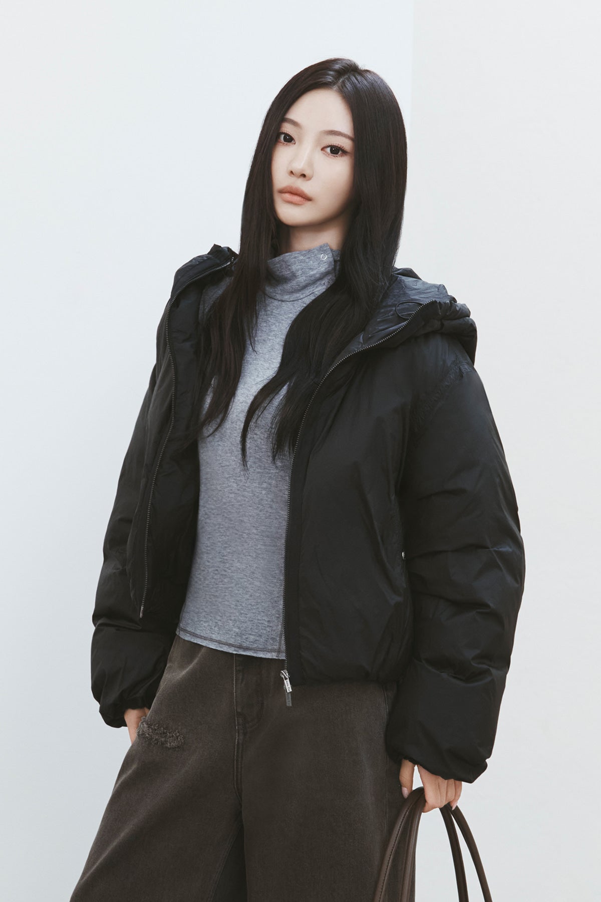 BACK LOGO HOODY SHORT DOWN JUMPER IN BLACK