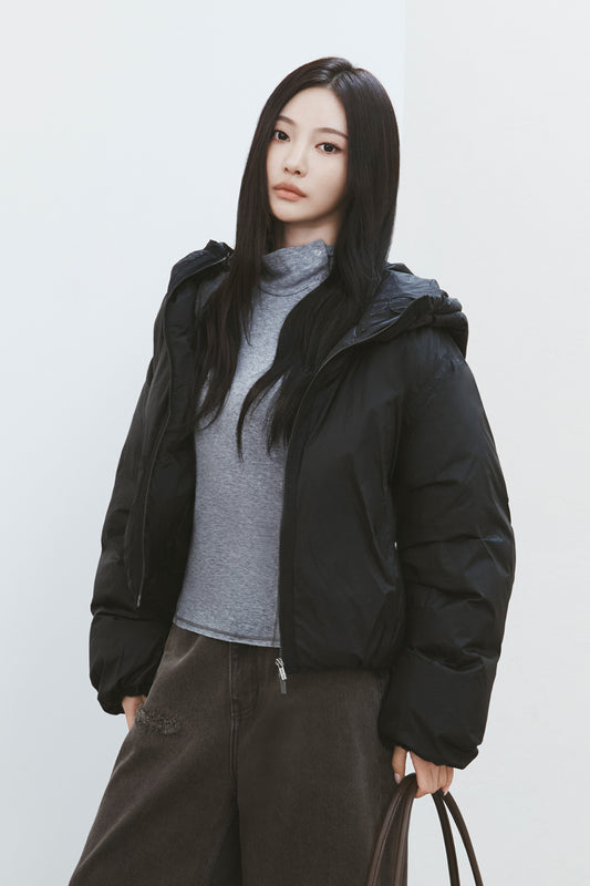 BACK LOGO HOODY SHORT DOWN JUMPER IN BLACK