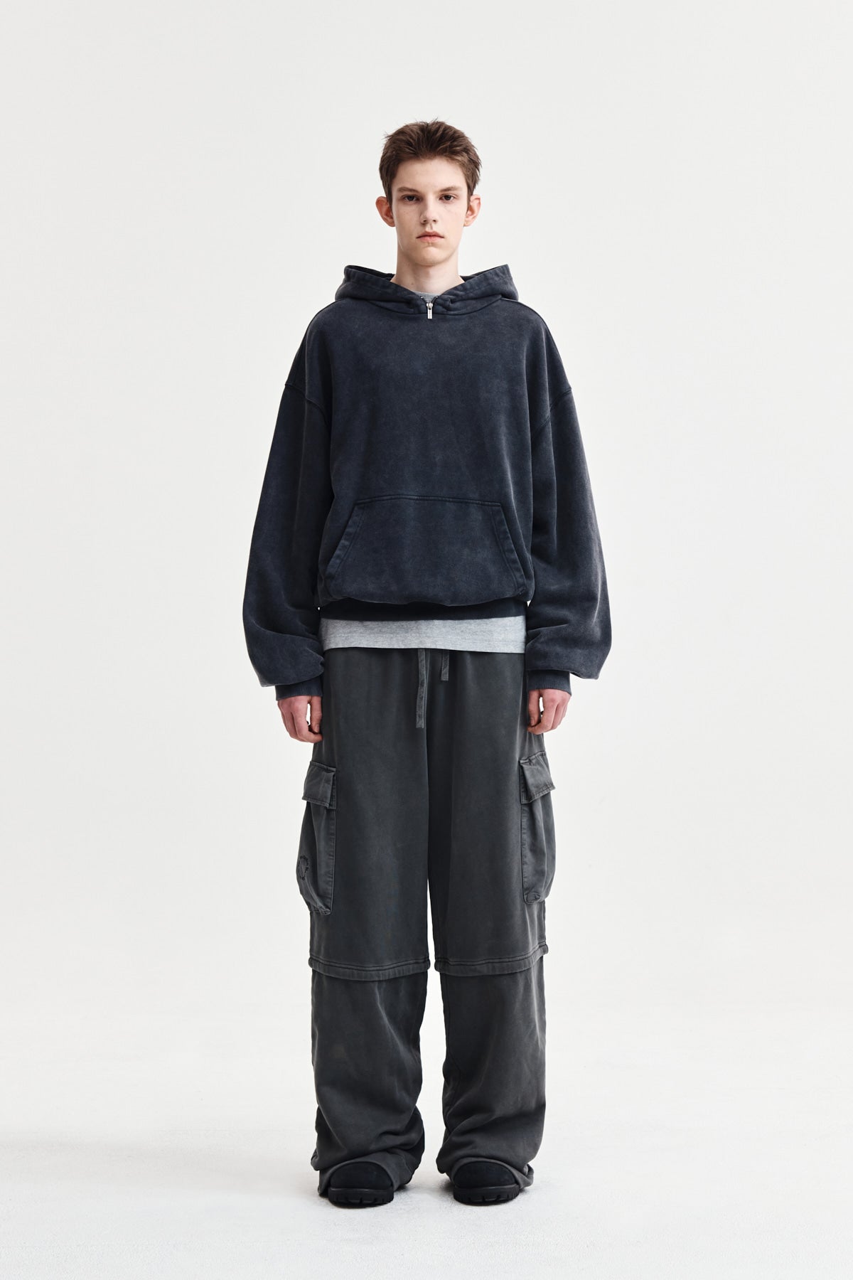 PIGMENT DYED CARGO PANTS FOR MEN IN CHARCOAL