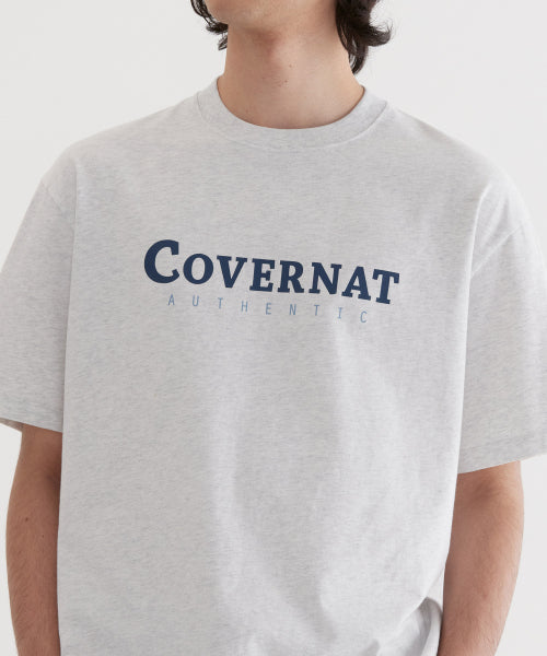 CENTER AUTHENTIC LOGO T-SHIRT