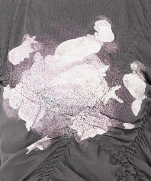 Freya Graphic Shirring T-shirt [CHARCOAL]