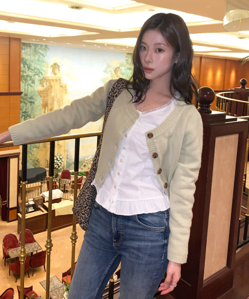 Chunky Lip Cropped Wool Cardigan (Light Khaki)