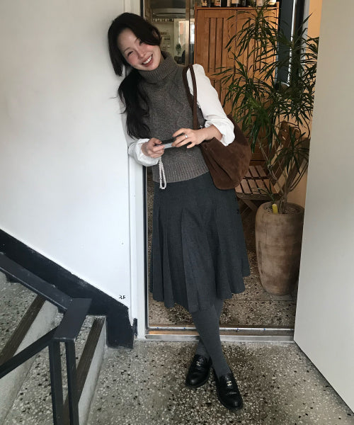 Cable turtleneck wool vest (brown)