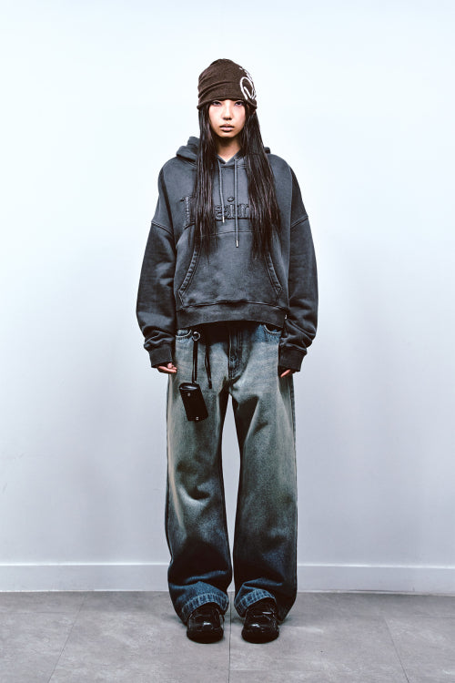 MUDDY PATCH LOGO CROP HOODIE IN CHARCOAL