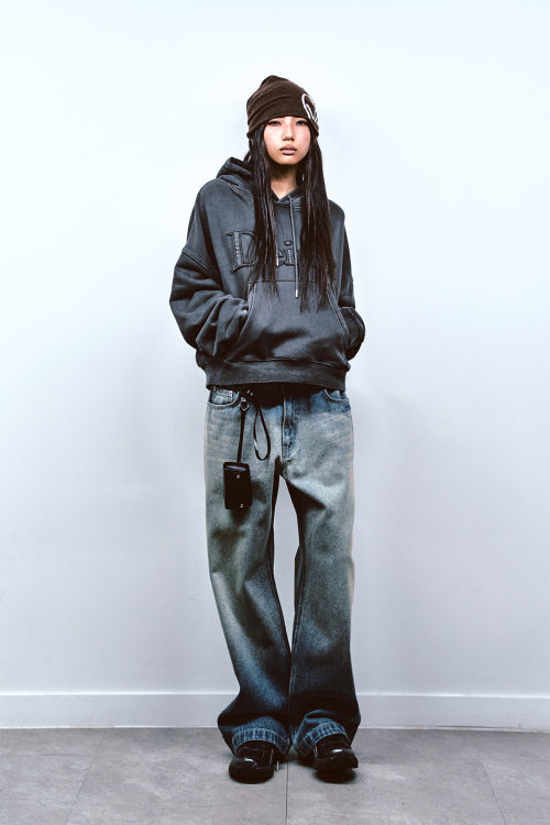 MUDDY PATCH LOGO CROP HOODIE IN CHARCOAL