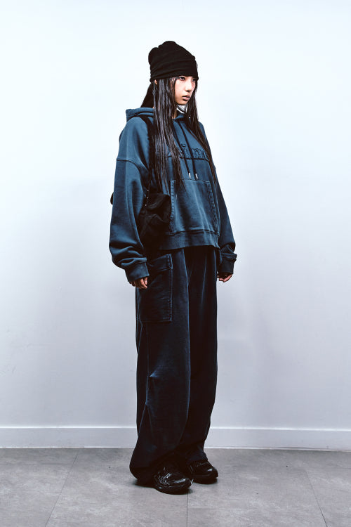 MUDDY PATCH LOGO CROP HOODIE IN NAVY