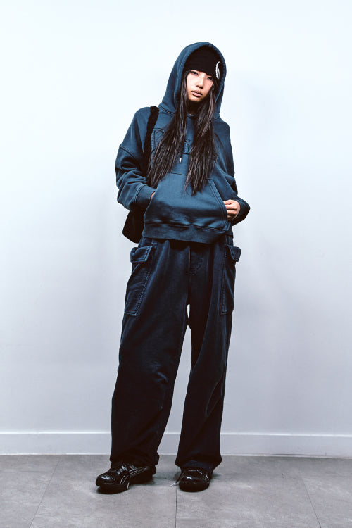 MUDDY PATCH LOGO CROP HOODIE IN NAVY
