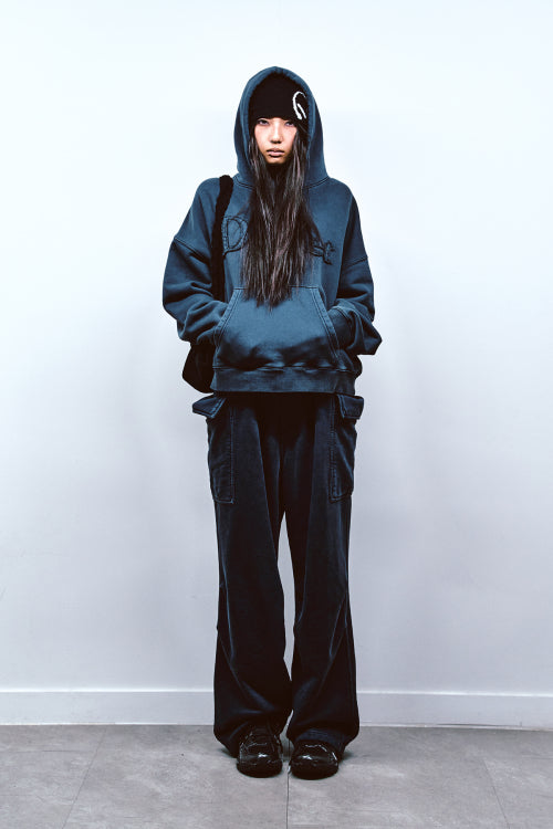MUDDY PATCH LOGO CROP HOODIE IN NAVY