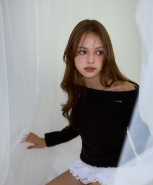 Wool Off Shoulder Knit [Black]