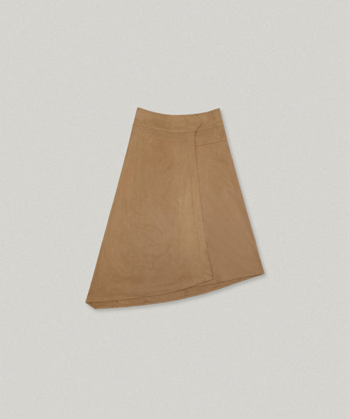 MUTE SUEDE UNBALANCE SKIRT [CAMEL]