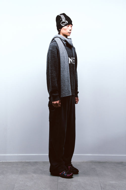 BASIC LOGO KNIT HOODIE IN CHARCOAL