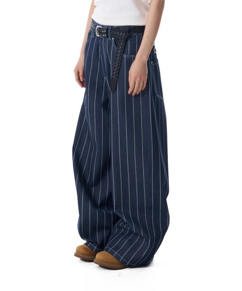 ★[aespa KARINA Worn] 【AAKAM】Striped Cinch Back Denim Pants (Blue)