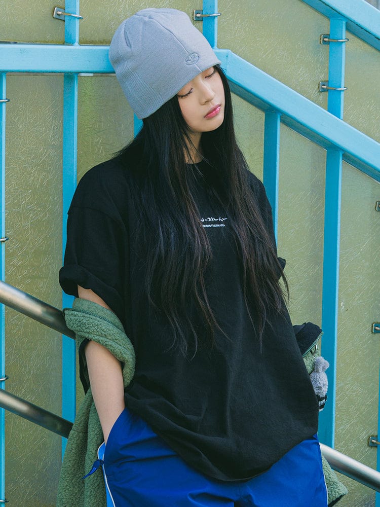 NewJeans x Hiroshi Fujiwara 꼴레 티셔츠 VER.1 (BLACK)