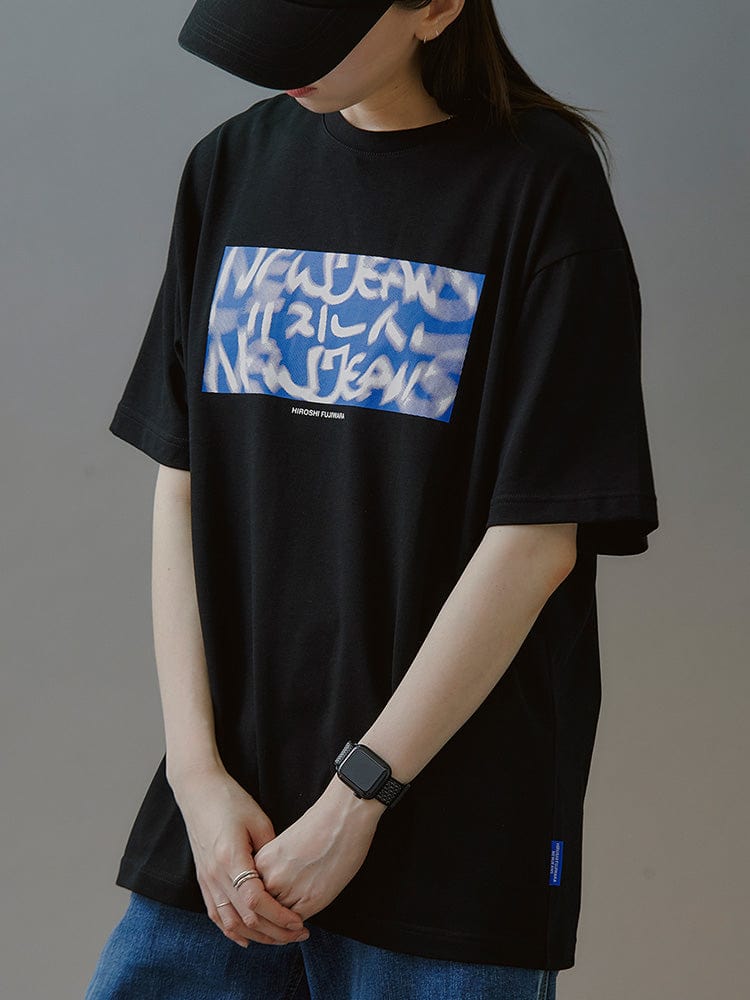 NewJeans x Hiroshi Fujiwara 꼴레 티셔츠 VER.3 (BLACK)