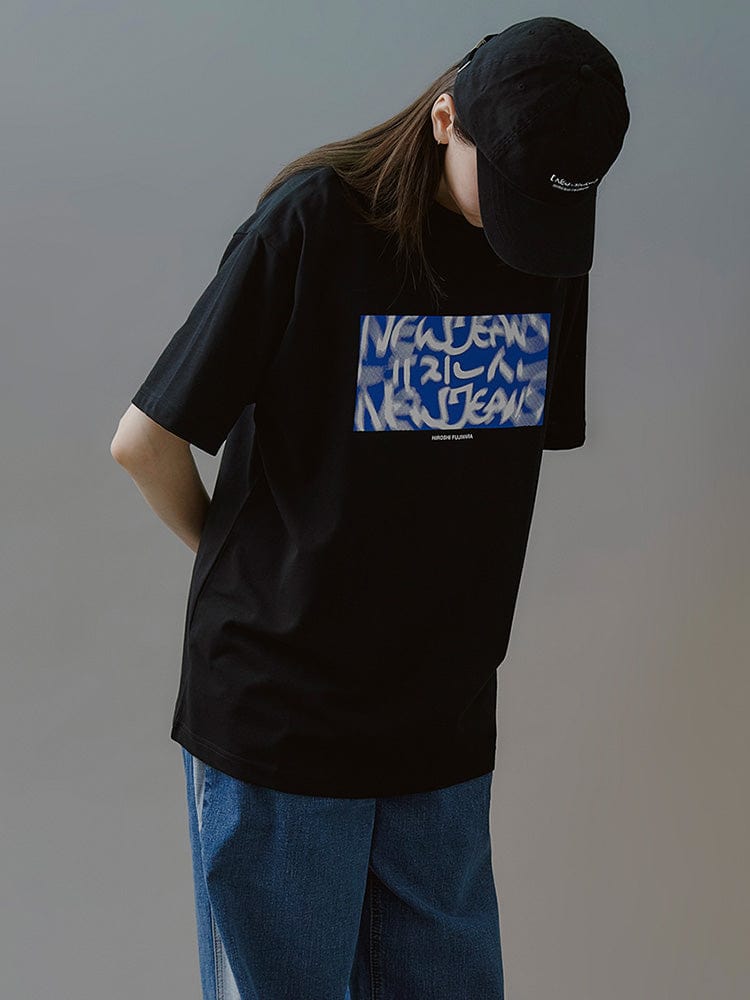 NewJeans x Hiroshi Fujiwara 꼴레 티셔츠 VER.3 (BLACK)