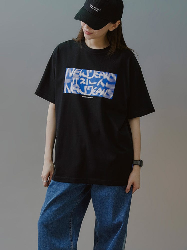 NewJeans x Hiroshi Fujiwara 꼴레 티셔츠 VER.3 (BLACK)