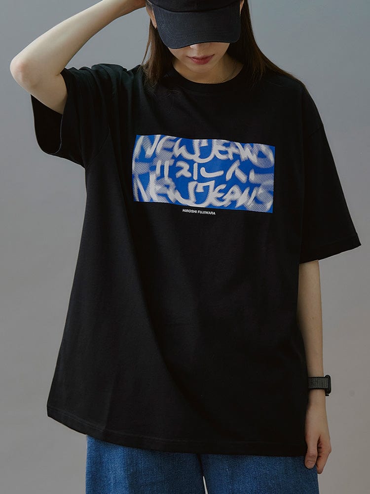 NewJeans x Hiroshi Fujiwara 꼴레 티셔츠 VER.3 (BLACK)