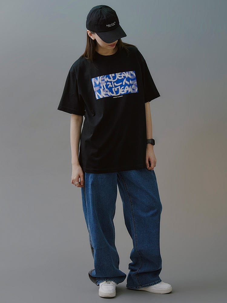 NewJeans x Hiroshi Fujiwara 꼴레 티셔츠 VER.3 (BLACK)