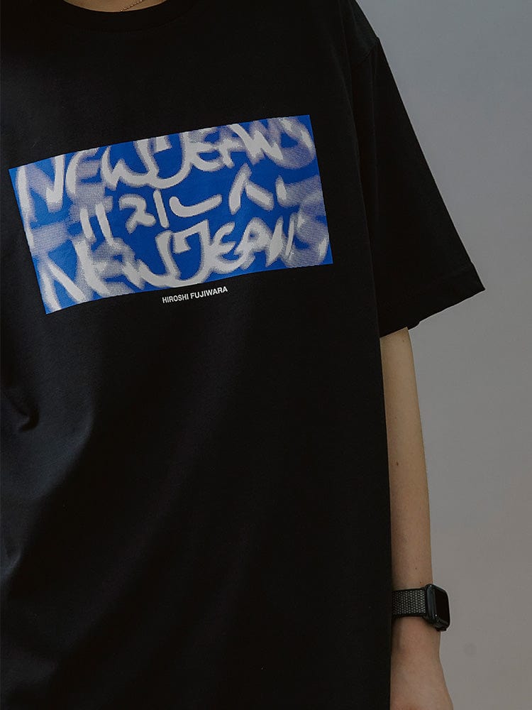 NewJeans x Hiroshi Fujiwara 꼴레 티셔츠 VER.3 (BLACK)